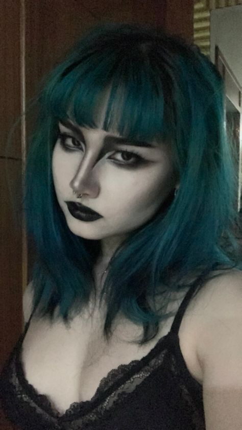 Green Trad Goth Makeup, Hippie Makeup, Trad Goth Makeup, 90s Makeup Look, Funky Makeup, Drag Make-up, Punk Makeup, Goth Subculture, Trad Goth