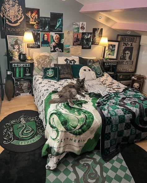 Slytherin Room Aesthetic, Harry Potter Room Ideas Diy, Harry Potter Room Decor Bedroom Ideas, Slytherin Room Ideas, Harry Potter Aesthetic Room Decor, Harry Potter Inspired Room, Fandom Bedroom, Hogwarts Bedroom, Slytherin Room