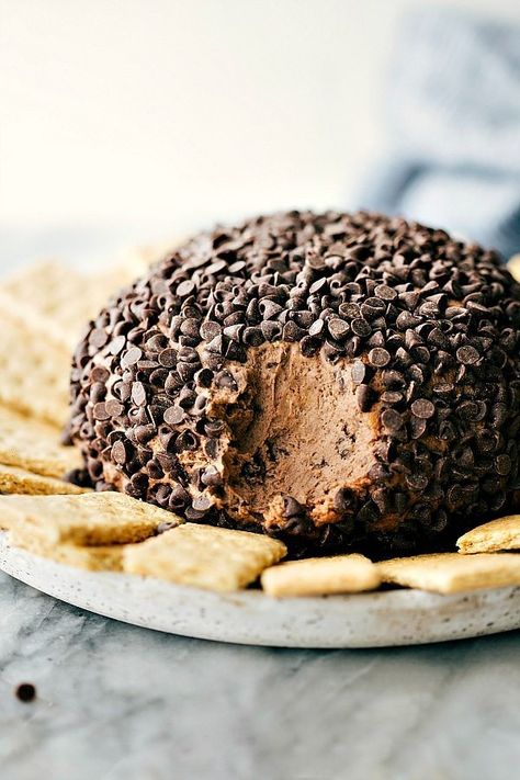 This Dessert Cheese Ball (brownie batter dip) is a no-bake dessert "cheeseball" perfect for an easy dessert or to serve when entertaining. Recipe via chelseasmessyapron #recipes #easy #recipeseasy #lowcarb #creamcheese #best #quick #browniebatter #dessert #cheeseball Super Bowl Sweets, Brownie Batter Cheesecake, Chocolate Cheese Ball, Butter Cake Bars, Dessert Cheese Ball, Superbowl Desserts, Cheesecake Balls, Chelsea's Messy Apron, Gooey Butter Cake