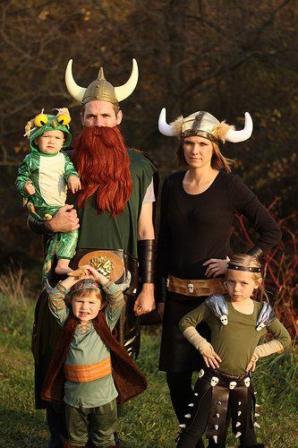 Viking Costumes, Family Costumes Diy, Vikings Halloween, Epic Costumes, Costume Viking, Hidden Laundry, Costume Carnaval, Dragon Family, Halloween Costumes For 3