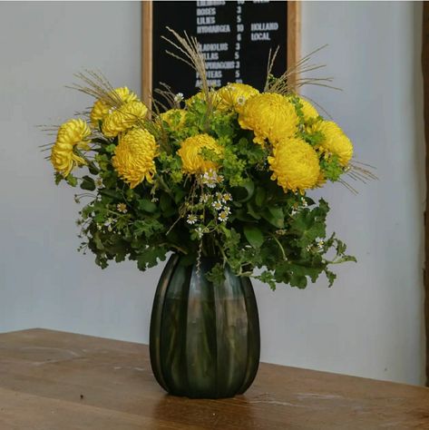 Chrysanthemum Vase, Beautiful Autumn, Floral Arrangement, Chrysanthemum, Geraniums, Floral Arrangements, Florist, Old School, A Photo