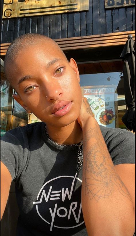 Buzzed Hair Women, Buzz Cut Women, Bald Head Women, Bald Look, Shaved Head Women, Buzzed Hair, Natural Hair Short Cuts, Bald Girl, Willow Smith