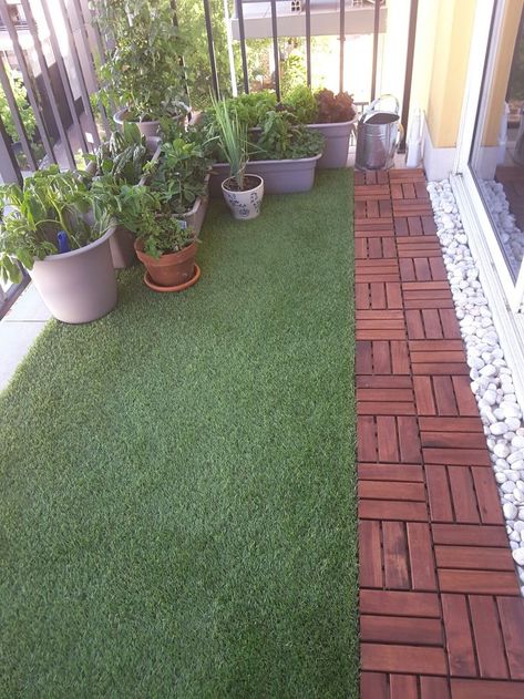 Apartment Balcony Garden, Balcony Privacy, Balkon Decor, Balcony Flooring, Small Balcony Garden, Small Balcony Design, Artificial Plants Outdoor, Balcony Plants, Grasses Garden