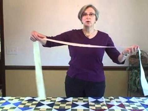 How to put borders on a quilt - YouTube How To Add A Border To A Quilt, Quilting Tricks, Colchas Quilting, Turtle Quilt, Quilt Borders, Quilt Tips, Sewing Quilts, Quilting Board, Quilting Videos