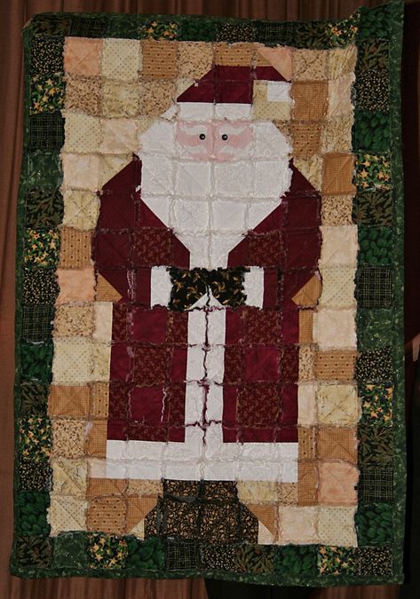 Rag Quilt Ideas, Christmas Rag Quilts, Quilted Wall Hangings Patterns, Xmas Quilts, Santa Quilt, Christmas Quilt Ideas, Rag Quilting, Christmas Quilting Projects, Rag Quilt Patterns