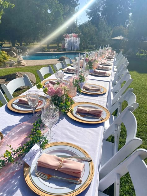 Sweet Sixteen Party Color Schemes, Sweet Sixteen Dinner, Sweet 16 Backyard Party, Sweet 16 Dinner Party, Elegant Sweet 16, Sweet 16 Dinner, Fancy Birthday Dinner, Sweet 16 Table Setup, Sweet 16 Dinner Party Ideas