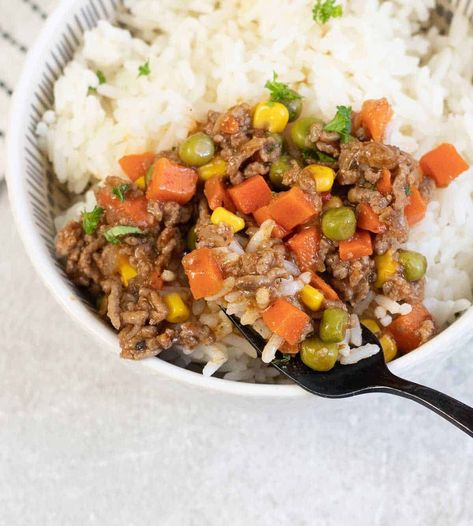 Savoury Mince with beef and veggies on top of rice Mince And Rice, Minced Beef Recipes Easy, Beef And Veggies, Savoury Mince, Minced Beef Recipes, Riced Veggies, Italian Herbs, Vegetable Rice, Mince Recipes