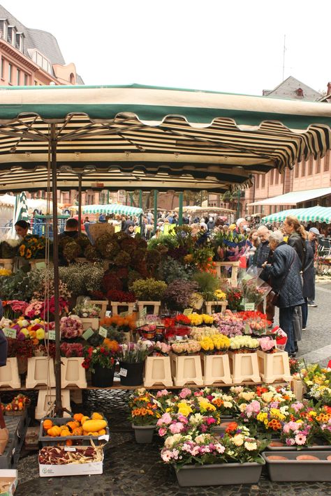 Market Aesthetic, Farmer Market, Fresh Flower Market, Small Town Life, Local Farmers Market, Outdoor Market, Summer Bucket, Bar Drinks, Flower Market