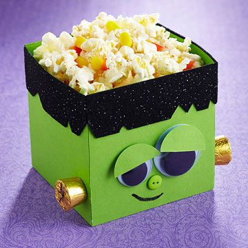 Frankenstein treat basket Moldes Halloween, Diy Halloween Treats, Halloween Treat Boxes, Treat Bucket, Halloween Paper Crafts, Theme Halloween, Halloween Crafts For Kids, Monster Party, Halloween Paper