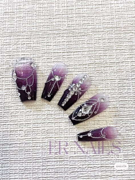 Black And Purple Nails Aesthetic, Dark Purple Aesthetic Nails, Dark Purple Nail Designs Ideas, Gothic Nails Purple, Dark Purple Y2k Nails, Goth Nails Purple, Black And Purple Nail Designs, Nola Nails, Aesthetic Purple Nails