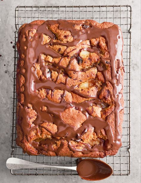 Cake on a rack Pear And Ginger Cake, Peach Rhubarb, Ginger Cake Recipe, Jamie Oliver Christmas, Pear And Chocolate Cake, Pear And Chocolate, Apple Blueberry, Fakeaway Recipes, Autumn Baking