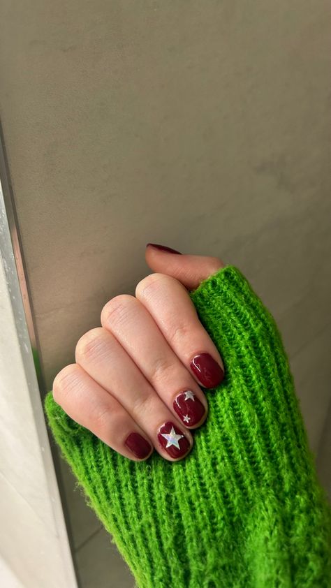 Red and silver star nails for christmas #nails #christmas #stars Red And Silver Short Nails, Stargirl Nails Short, Red And Silver Nails Short, Nail Inspiration Stars, Red And Silver Star Nails, Red Nails Inspo Short, Burgundy Star Nails, Star Christmas Nails, Short Nail Christmas