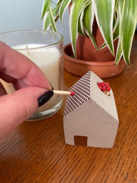 Match Holder With Striker, Match Holder, Cerámica Ideas, Safety Matches, Concrete House, Cadeau Diy, Diy Holder, Pottery Crafts, Diy Pottery