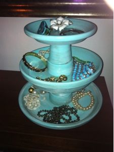 DIY jewelry stand made from clay pots Tiered Trays, Crafty Craft, Crafty Diy, Craft Time, Blog Design, Terracotta Pots, Clay Pots, Diy Projects To Try, Cute Crafts