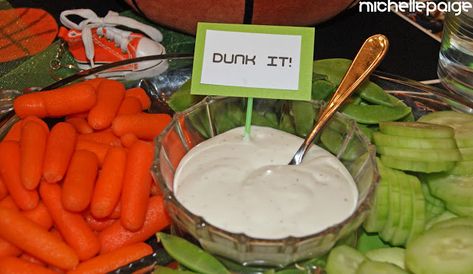 Food with puns at a basketball party @michellepaigeblogs,com Basketball Party Food, Veggies Dip, March Madness Parties, Baby Shower Party Food, Basketball Baby Shower, Basketball Theme Party, Basketball Birthday Parties, Sports Baby Shower, Basketball Baby