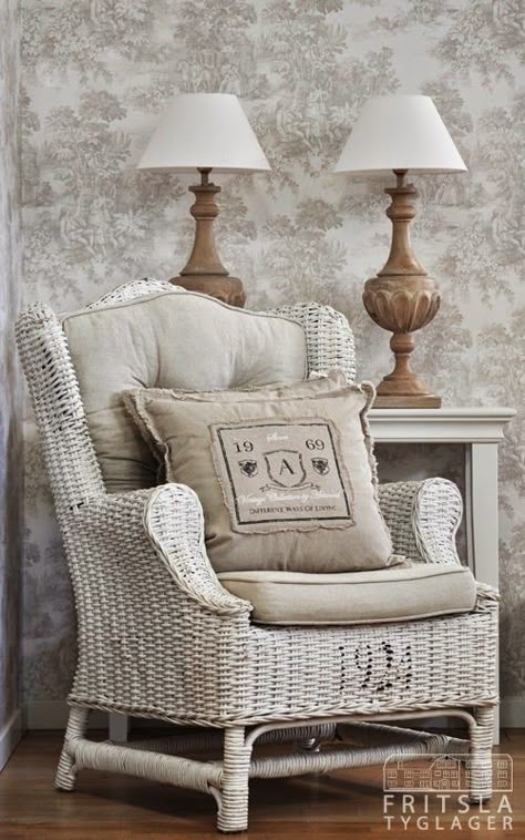 Eye For Design: Decorating With Antique White Wicker Hamptons Decorating, Indoor Wicker Furniture, White Wicker Chair, White Wicker Furniture, Wicker House, Antique Wicker, Wicker Bedroom, Wicker Headboard, Wicker Decor