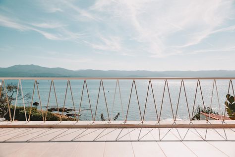 Gallery of Santa Teresa House / Amelia Tavella Architectes - 10 Alfresco Dining Area, Built In Seating, House By The Sea, White Building, Wooden Staircases, Summer Living, Pivot Doors, Architecture Awards, Modern Holiday