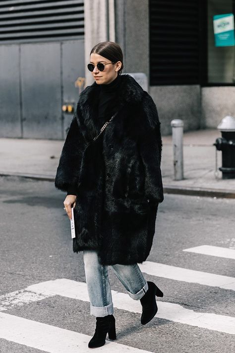 17 Best Black Faux Fur Coats for Winter Outfits Black Faux Fur Coat Outfits, Black Fur Coat Outfit, Fur Coat Street Style, Faux Fur Coats Outfit, Coat Outfit Ideas, Boyfriend Jeans Winter, Black Coat Outfit, Weird Style, Fur Coat Outfit