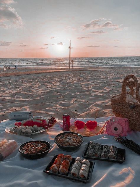 Beach Picnic, Coca Cola, Rose Wine, Alcoholic Drinks, The Beach, Restaurant, Wine, Drinks, Glass