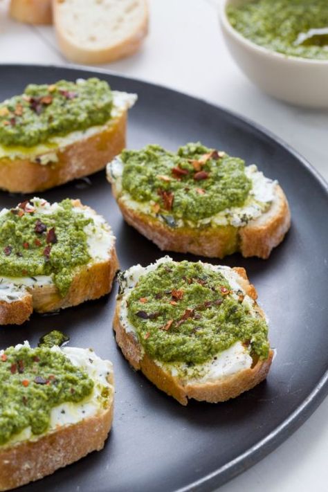 This Italian fave will always be a hit. Simply slather baguette slices with ricotta, top with fresh pesto (use store-bought for a shortcut), and sprinkle with crushed red pepper flakes. Crostini Toppings, Easter Appetizers Easy, Easy Delicious Appetizers, Shower Appetizers, Ricotta Crostini, Holiday Party Appetizers, Easter Food Appetizers, Crostini Recipes, Easter Appetizers