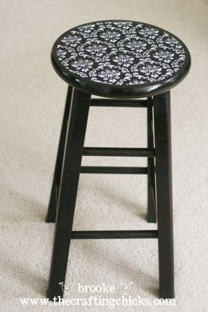 Banquinho repaginado. Barstool Makeover, Teacher Stools, Bar Stool Makeover, Mod Podge Fabric, Stool Makeover, Diy Mod Podge, Repurpose Furniture, Frenchic Paint, Painted Stools