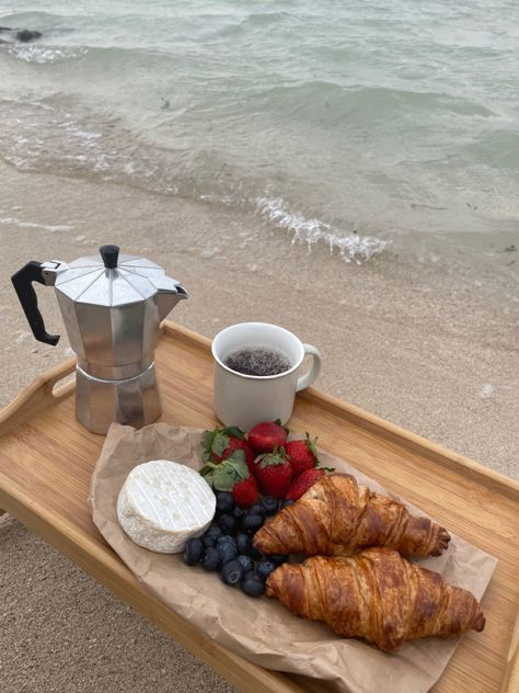 Breakfast On The Beach, Beach Breakfast, Surprise Ideas, Beach Date, Yummy Comfort Food, Morning Breakfast, Beach Aesthetic, Summer Nights, Beach Trip