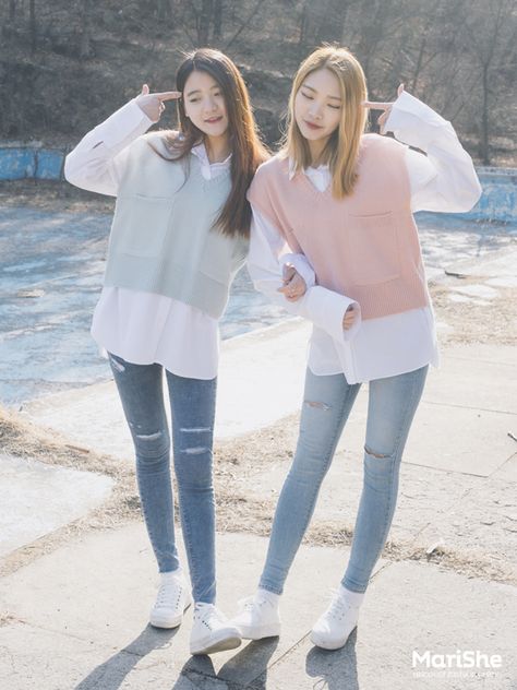 Korean Twin Look Fashion - Official Korean Fashion Twins Fashion, Korean Fashion Ideas, Korean Fashion Outfits, Twin Outfits, Korean Girl Fashion, Korean Fashion Trends, Ulzzang Fashion, Mode Inspo, Korea Fashion