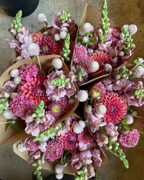 Flowers Farm, Bouquet Recipe, Teacup Flowers, Farmers Market Flowers, Flower Boquet, Cut Flower Farm, Flower Arrangement Designs, Flower Farmer, Flower Bar