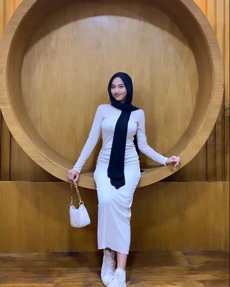 mode hijab | outfit hijab casual | hijab fashion inspiration | hijab fashion | hijabi girl Awek Melayu, Casual Hijab, Angel Girl, Muslim Women Hijab, Ootd Dress, Hijab Ootd, Casual Hijab Outfit, Beautiful Angel, Outfit Hijab