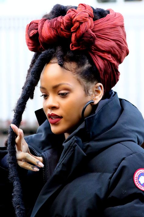 Rihanna Dreads, Rihanna Dreadlocks, Hairstyles High, Headwrap Hairstyles, Looks Rihanna, Rihanna Outfits, Rihanna Looks, Faux Locs Hairstyles, Hair Afro