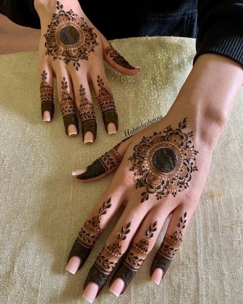 Round Mehndi Design, Henna Tattoo Design, Wedding Henna Designs, Tattoos Henna, Henna Hand, Finger Henna Designs, Eid Mehndi Designs, Henna Tattoo Designs Hand, Mehndi Designs Bridal Hands