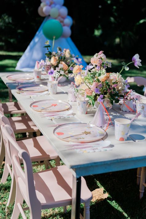 Fairy Party Table, Kids Fairy Party, Kids Party Tables, Magical Party, Birthday Party Table Decorations, Kids Picnic Table, Fairy Tea Parties, 4th Birthday Party, Forest Party