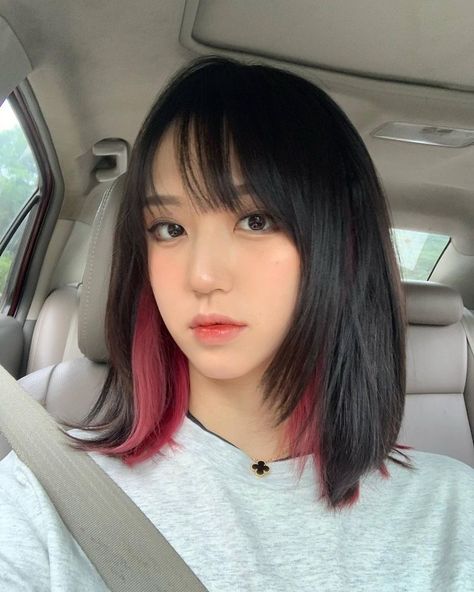 Short Hair Color Streaks, Kpop Bangs Hairstyle, Two Color Hair, Hidden Hair Color, Hair Colors Ideas, Peekaboo Hair Colors, Hair Dye Tips, Fishtail Braids, Korean Hair Color