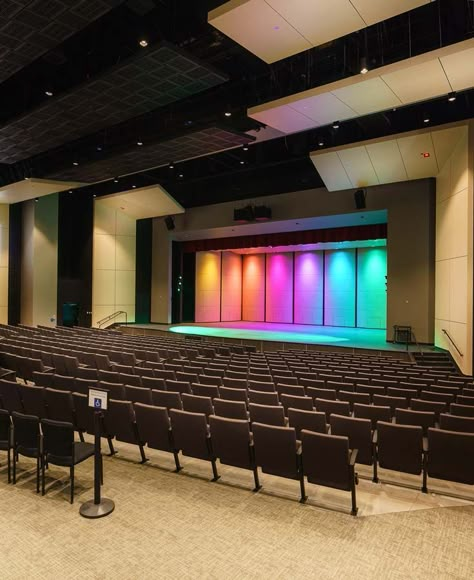 SoundPly Latus and Alta panels use patented technology to expertly manage the acoustics of this high school auditorium. School Auditorium Decoration Ideas, High School Set Design, School Auditorium Aesthetic, School Theater Design, School Auditorium Design, High School Interior, Highschool Design, High School Auditorium, Theater School