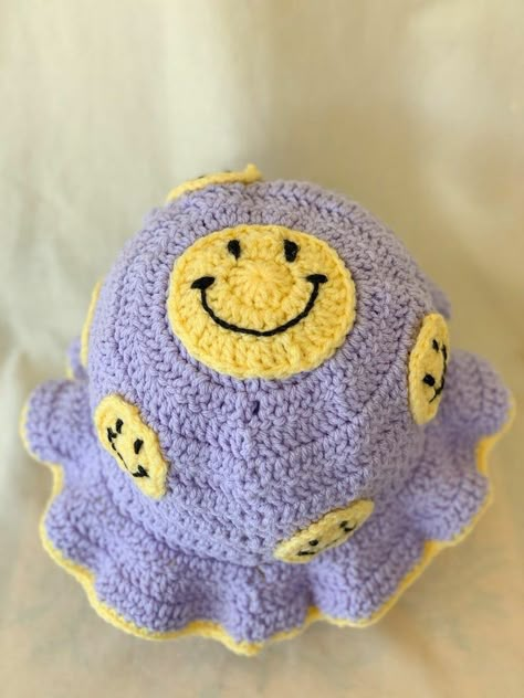 Smiley Crochet, Crochet Baby Cap, Pola Topi, Bucket Hat Pattern, Crochet Aesthetic, Crochet Cushion Cover, Crocheted Hat, Mode Crochet, Crochet Bucket