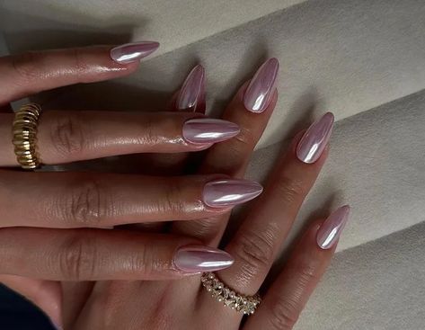 Uñas Old Money, Autumn Chrome Nails 2024, Nail Trend Fall 2024, Nail Ideas Almond Shape, Chrome Nails For Fall 2024, Nailpolish Trend Fall 2024, October Nail Colors, October Nail Ideas, Brown Nails Fall 2024