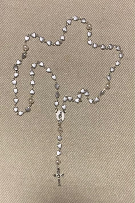 Rosary Jewelry Aesthetic, Pretty Rosary, Diy Rosary Necklace, Real Silver Necklace, Silver Pearl Jewelry, Rosary Jewelry, Diy Jewelry Rings, Edgy Jewelry, Pretty Jewelry Necklaces