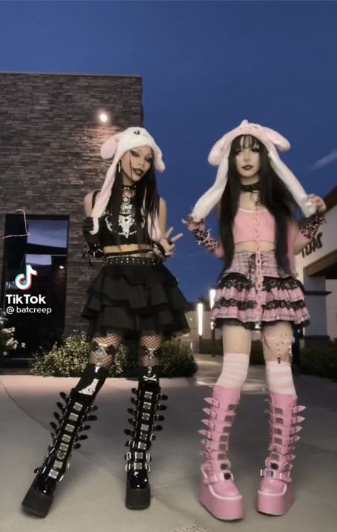 Matching Goth Outfits, Matching Alt Outfits, Goth And Pastel Friends, Soft Emo Outfits, Emo Party, Kuromi Outfit, Pink Goth, Tiktok Fashion, Kawaii Goth