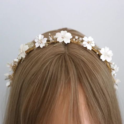 Are you a bride, looking for feminine and romantic headband, with flower, leaves details and pearls? This floral headband will be your answer. Its small flowers and small pearls will make you feel effortlesly feminine, versatile, and modern chic DETAILS: Width 12cm / 4.7inches White Head Piece, White Flower Headpiece, Gold Floral Headband, Boho Bridal Headband, White Flower Headband, Floral Headband Wedding, Bridal Hair Pieces Flower, Lover Wedding, Bridal Headbands