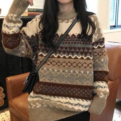 e6d8545daa42d5ced125a4bf747b3688desc53150409ri Sweater Streetwear, Bralette Outfit, Geometric Sweater, Casual Knitwear, Nice Fashion, Winter Knit Sweater, Pull Oversize, Styling Fashion, Yarn Sweater