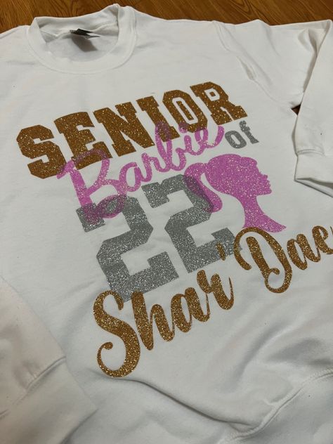 Senior Barbie, Leavers Shirt, Barbie Sweater, High School Graduation Pictures, High School Graduation Cap, School Shirt Designs, Senior Stuff, Birthday Aesthetic, Cap Decoration