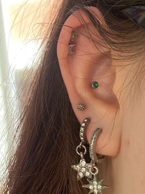 Green Piercing Aesthetic, Piercing Map Ear, Conch Piercing Styling, Earring Inspo Ears Silver, Multiple Earrings Aesthetic, Constilation Piercing Lobe, Styled Ear Piercings Silver, Silver Conch Piercing, Triple Lobe Piercing Ideas Silver