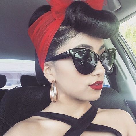 @myriamxn has mastered those bumper bangs!🖤❤️‍🔥 #pyschobilly #bumperbangs #pyschobillyfashion #hairideas #hairgoals Bumper Bangs, Cabelo Pin Up, Retro Updo, 40s Hairstyles, Beehive Hair, Pin Up Vintage, Rockabilly Hair, Pin Up Outfits, Retro Glam