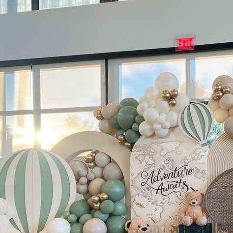 Hot Air Balloon Party Theme, Baby Shower Congratulations, Ideas Bautizo, Luxury Baby Shower, Adventure Awaits Baby Shower, Travel Baby Showers, Hot Air Balloon Decorations, Baby Birthday Decorations