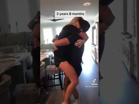 Soldier Coming Home Videos, Army Parents, Soldier Homecoming, Soldier Surprises, Soldiers Coming Home, Military Videos, Surprise Boyfriend, Military Homecoming, Boyfriend Video