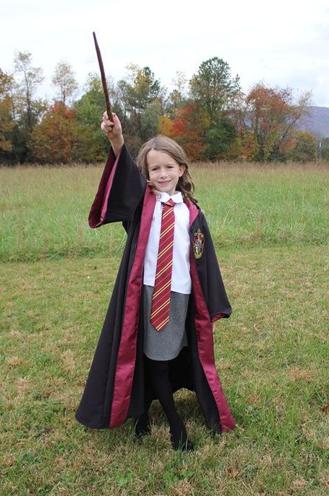 DIY Hermione Granger Halloween Costume Ideacountryliving Kostüm Harry Potter, Hermione Granger Halloween Costume, Hermione Halloween Costume, Disfraz Harry Potter, Hermione Granger Costume, Hermione Costume, Harry Potter Kostüm, Costume Homemade, Harry Potter Halloween Costumes