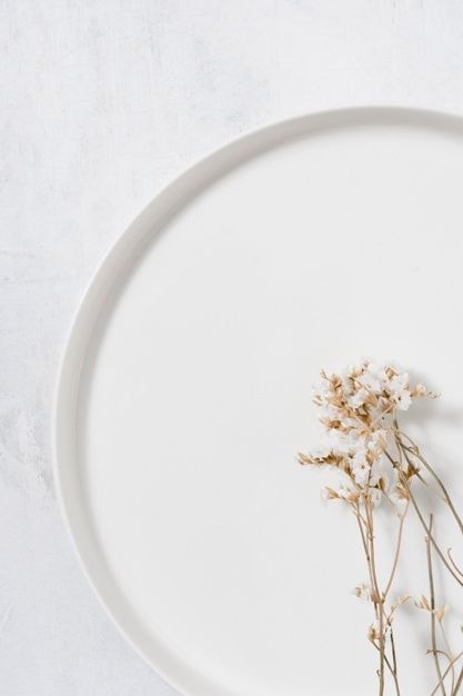 Minimalist Photography Instagram, Photo Minimalism Inspiration, Minimalist Flower Photography, Aesthetic Minimalist Photos, Minimalist Aesthetic Photography, White Minimal Aesthetic, Monochromatic Still Life, White Photography Aesthetic, White Minimalist Aesthetic