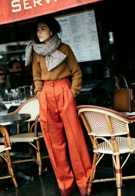 Pantalon Naranja Outfits, Orange Pants Outfit, Scarf Sweater, Brown Scarf, Fall Fashion Trends Women, Orange Pants, Orange Outfit, Office Fashion Women, Monochrome Fashion