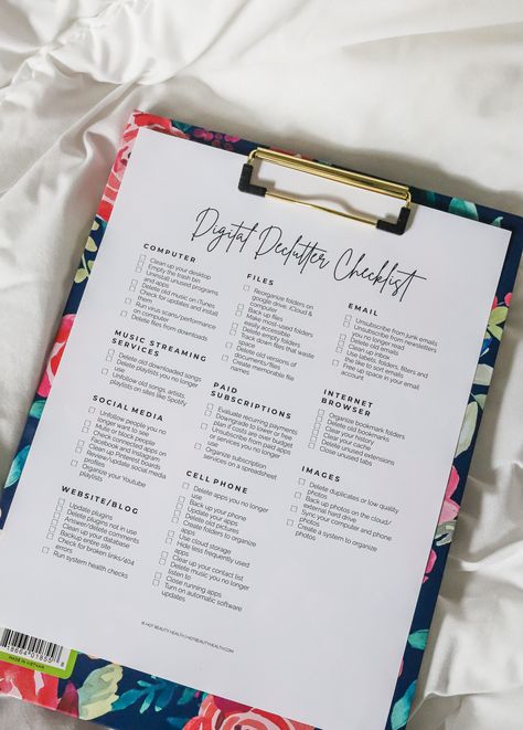 Need help learning how to declutter and organize your digital life? Check out my ultimate digital declutter checklist to keep your computer, laptop and phone minimal and clutter-free. Beauty Checklist, Digital Declutter, Digital Minimalism, Declutter Checklist, Declutter And Organize, How To Declutter, Digital Organization, Clutter Free Home, Digital Detox