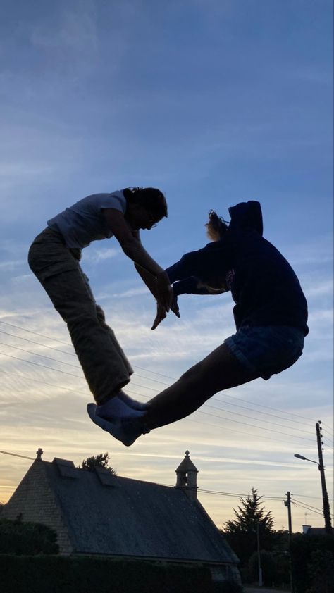 Aesthetic Trampoline Pictures, Two Friends Photo Ideas, Two People Poses For Pictures, Cute Outfits To Wear To A Trampoline Park, Friend Photoshoot Ideas Two, Trampoline Park Photo Ideas, Funny Poses To Do With Friends, Bestie Picture Poses, Trampoline Poses